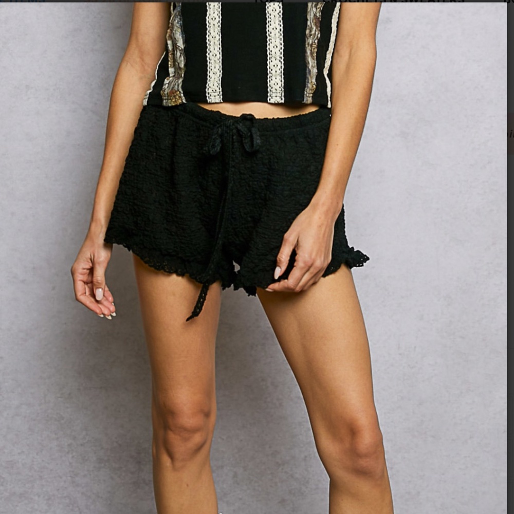 🌼 POL  “ Brea “  POL Lace Shorts with Lace Detail 40